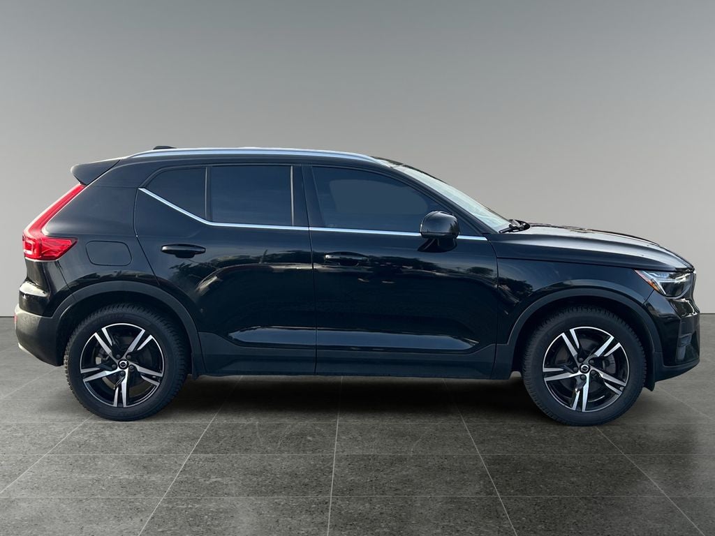 2023 Volvo XC40 B5 Plus Bright Theme