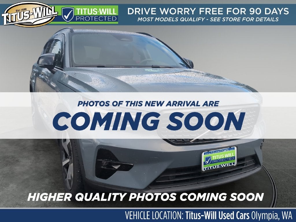 2023 Volvo XC40 B5 Plus Dark Theme