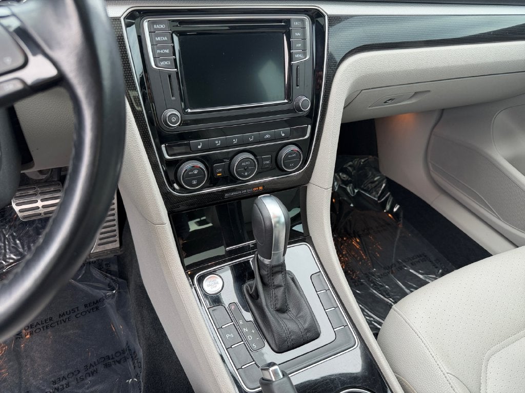 2019 Volkswagen Passat 2.0T SE R-Line
